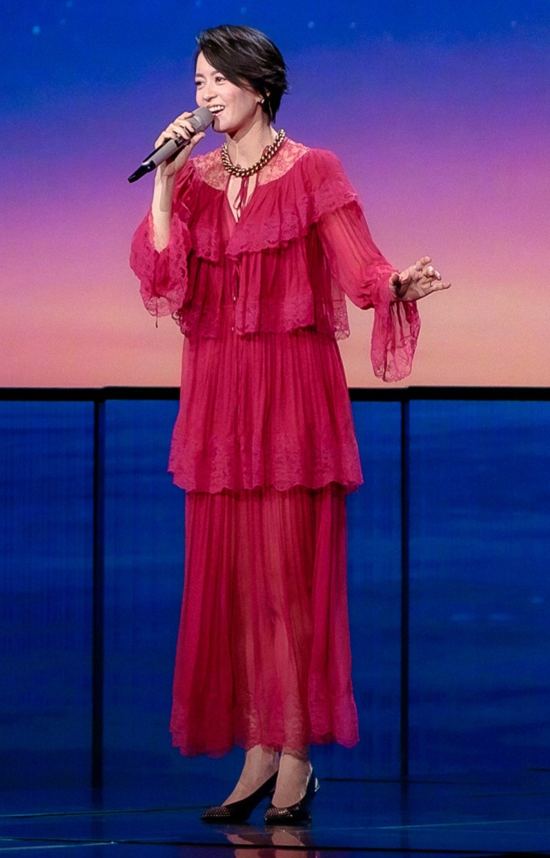 梁咏琪  梁咏琪金色铆钉尖头高跟鞋