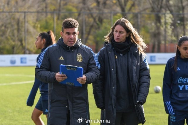 阿根廷女足 ‼️国际足联宣布，从即日起，所有参赛球队在所有女足正式比赛中必须至少