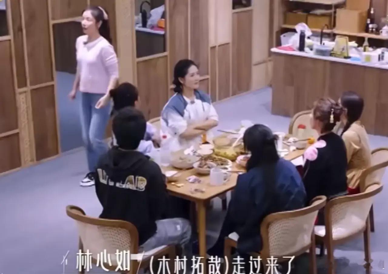 林心如说：“2014年的时候我跟我妹第一次去夏威夷，我就这样走过去的时候，木村拓