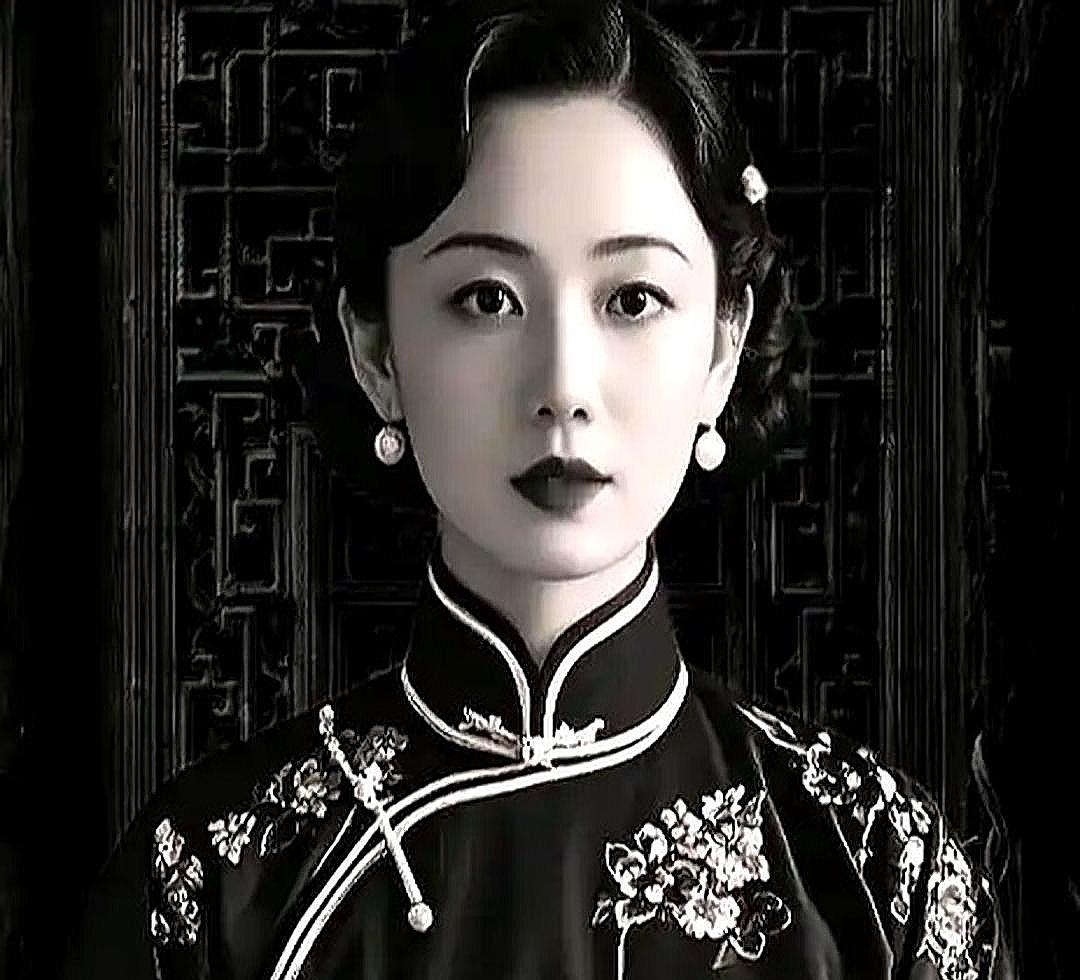 1917年，湖南军阀王德庆快不行了。他往17岁小妾手里塞了30万大洋，语重心长地