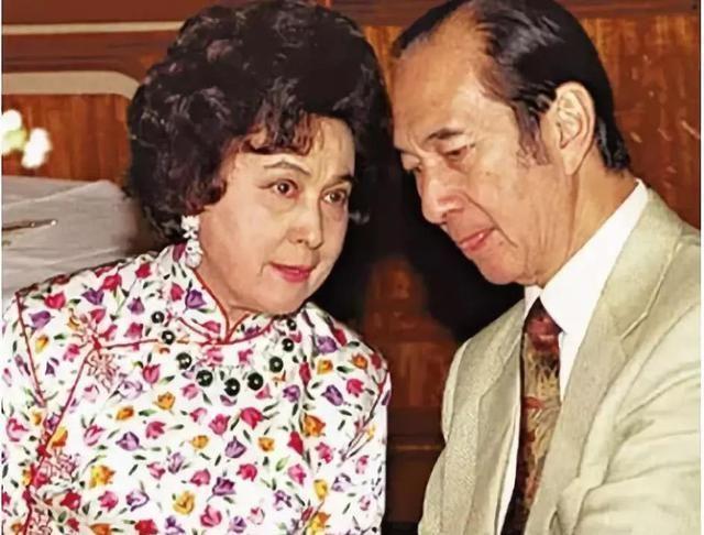 2001 年，何鸿燊威胁妹妹何婉琪道：“把你的股份都给我，否则我就曝光你的丑闻。