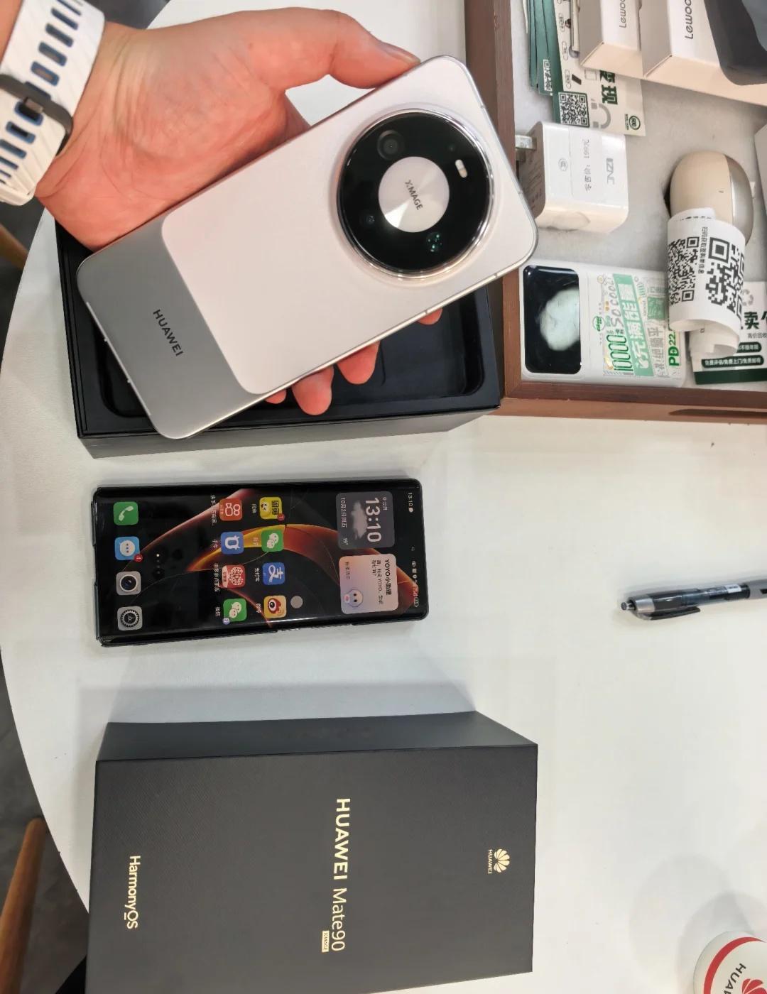 买了新手机
Mate一起发光吧
新品挺漂亮，上手还不错