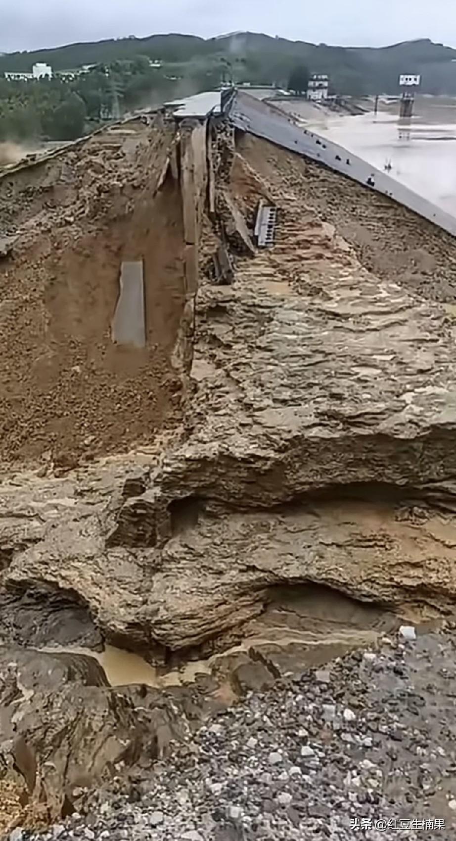这是水库的拦截大坝吗？看着怎么像是一段土墙，里面为什么都是沙土，就表面薄薄的一层