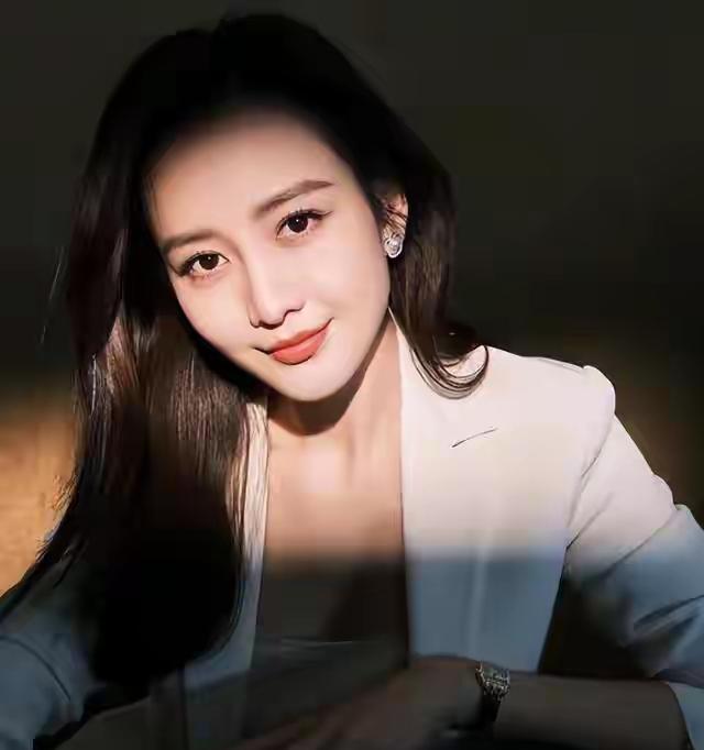 别再猜王鸥隐婚生子了。
孩子是亲戚的，她没结婚，但确实在恋爱。
狗仔蹲到的“实锤