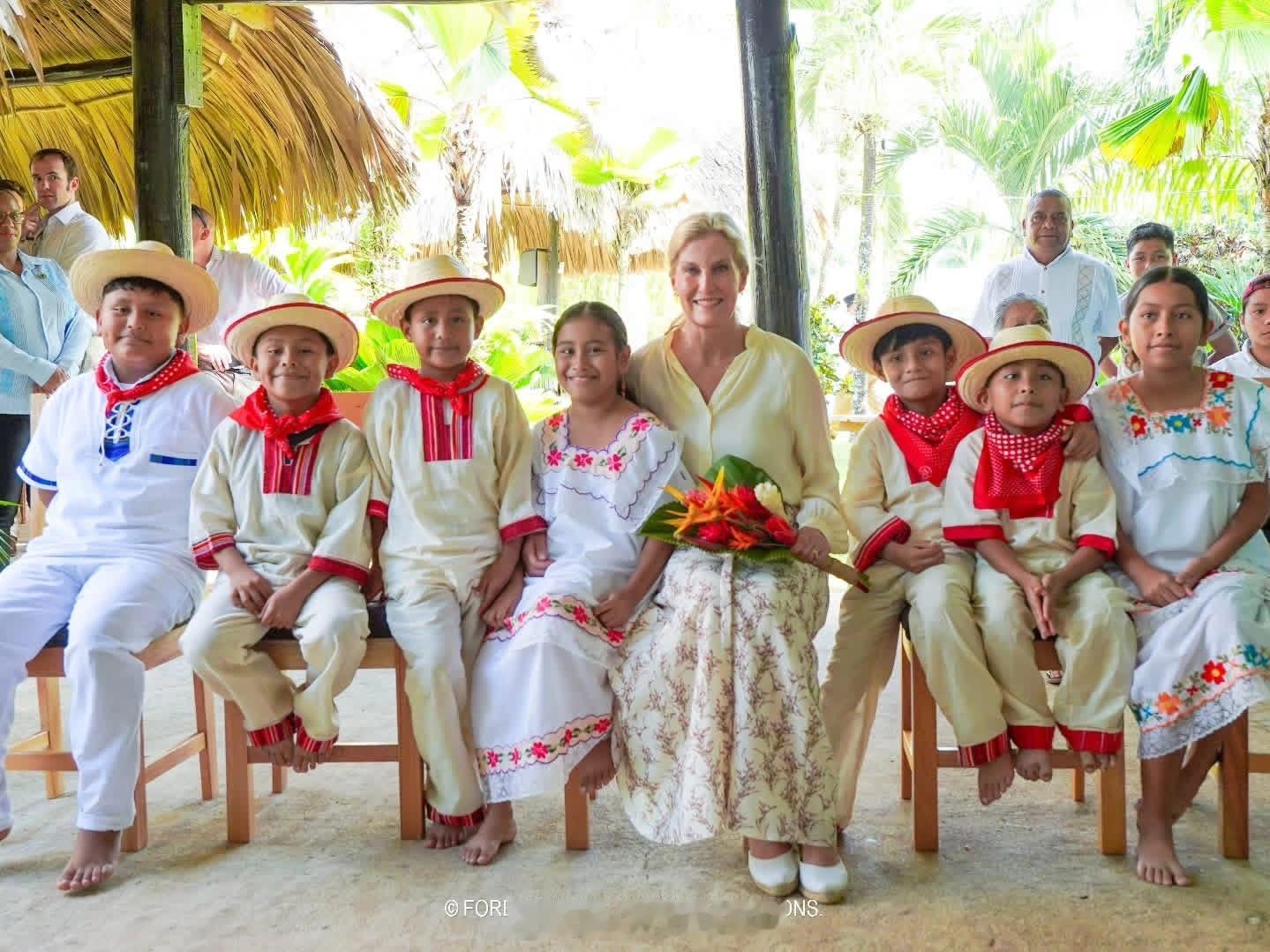 2025年11月18日，爱丁堡公爵夫人苏菲在伯利兹圣安东尼奥访问圣安东尼奥妇女合