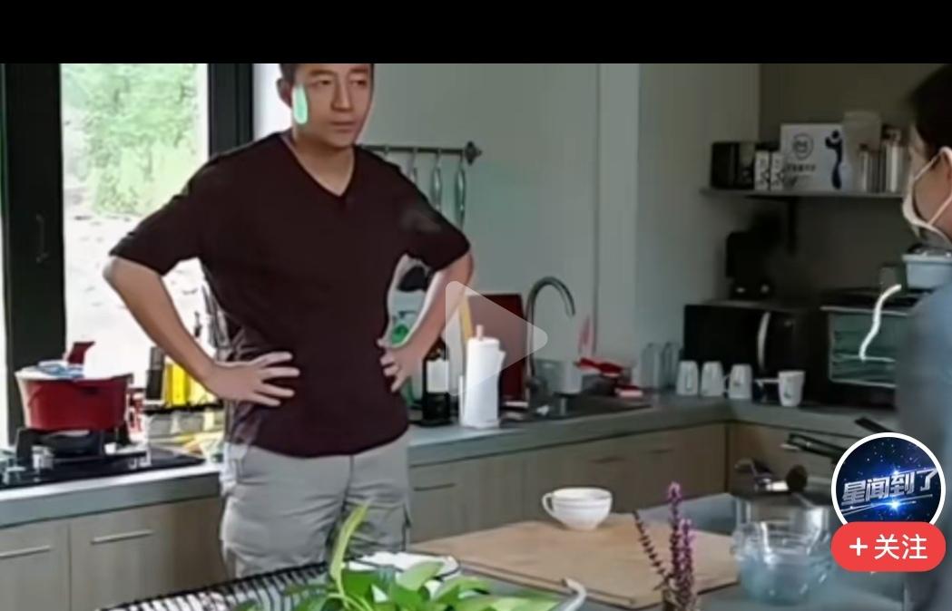 近日，小菲跟大家分享了家里的最新动态。一家人已从医院搬到条件更优渥的月子中心休养