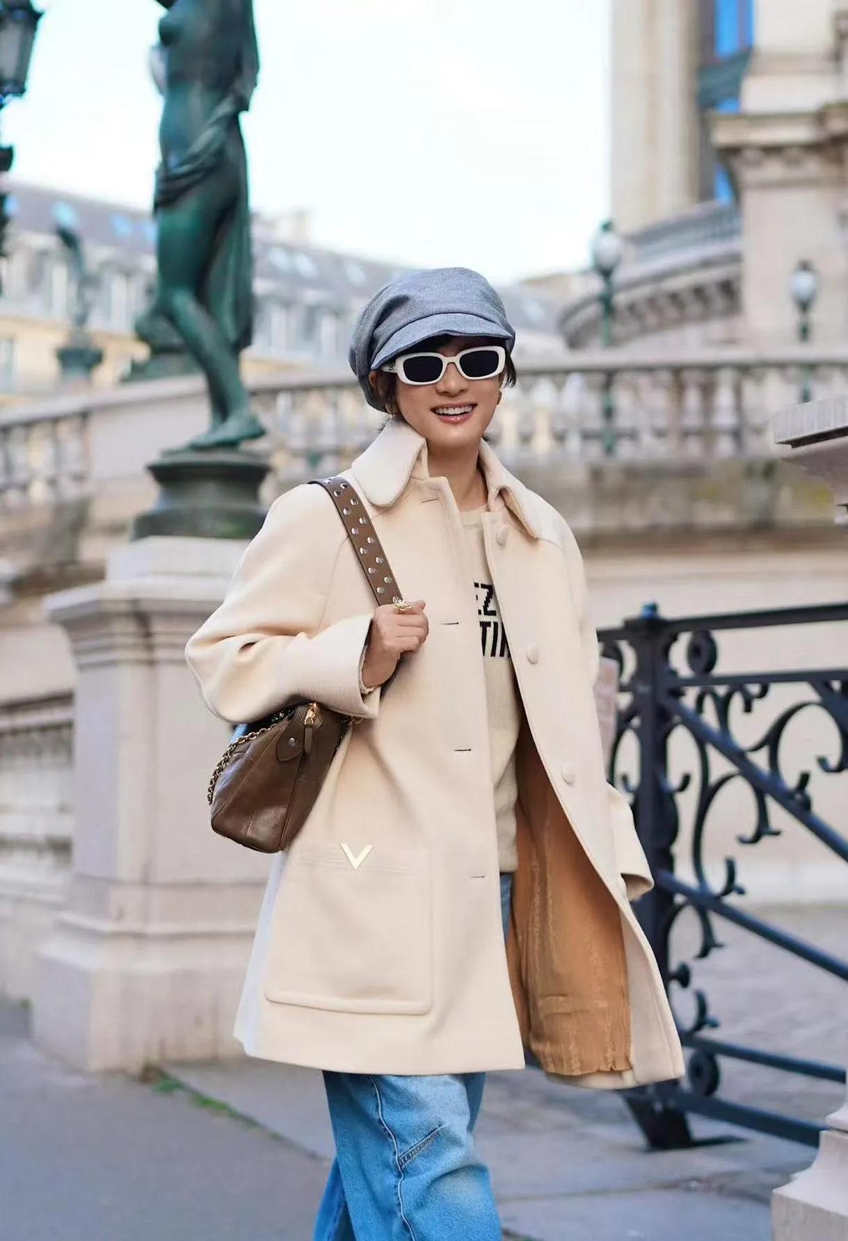 孙俪这波巴黎街拍，时髦度直接拉满！
 
奶杏大衣+阔腿牛仔+报童帽，松弛又贵气，