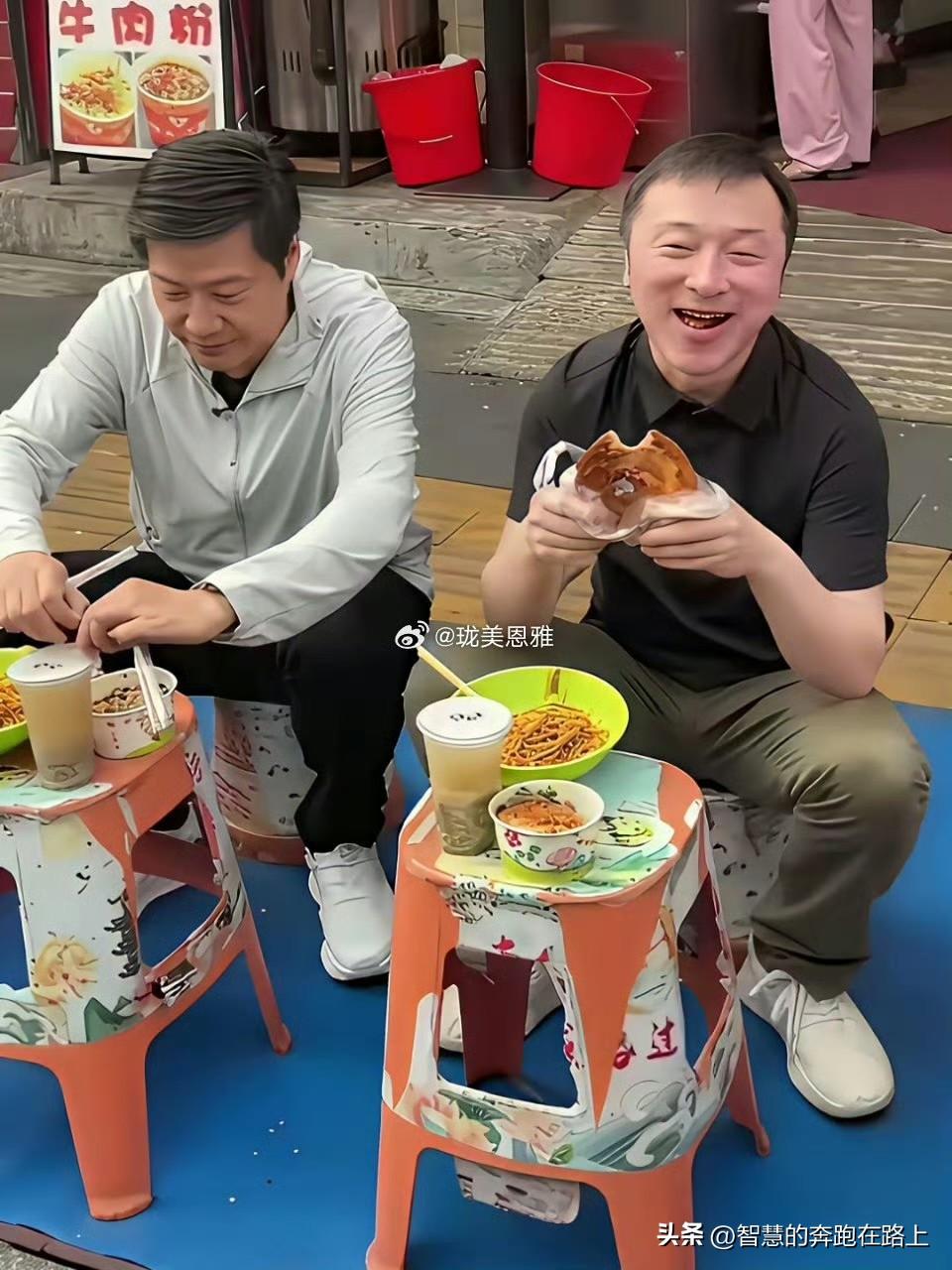 雷总居然要把饮杯盖子打开插管
他以为喝饮料也要像苏7充电，要先开盖