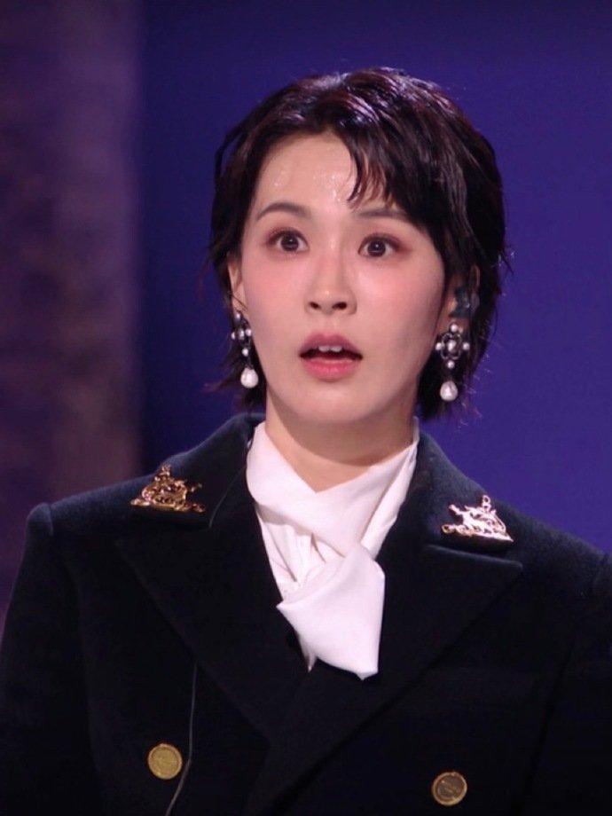 浪姐一公直播谁和我一样在蹲浪姐一公直播啊，等了这么久就想看姐姐们正式舞台，心情超