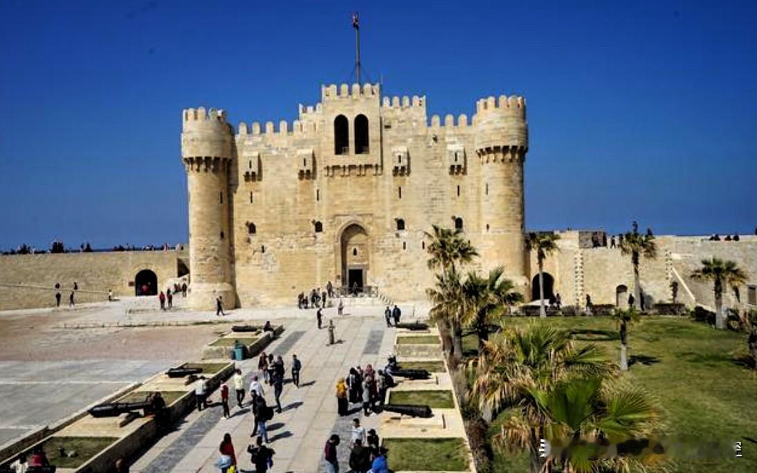 【埃及年轻核物理学家被当街枪杀】
    埃及港口城市亚历山大发生了非同寻常的暗