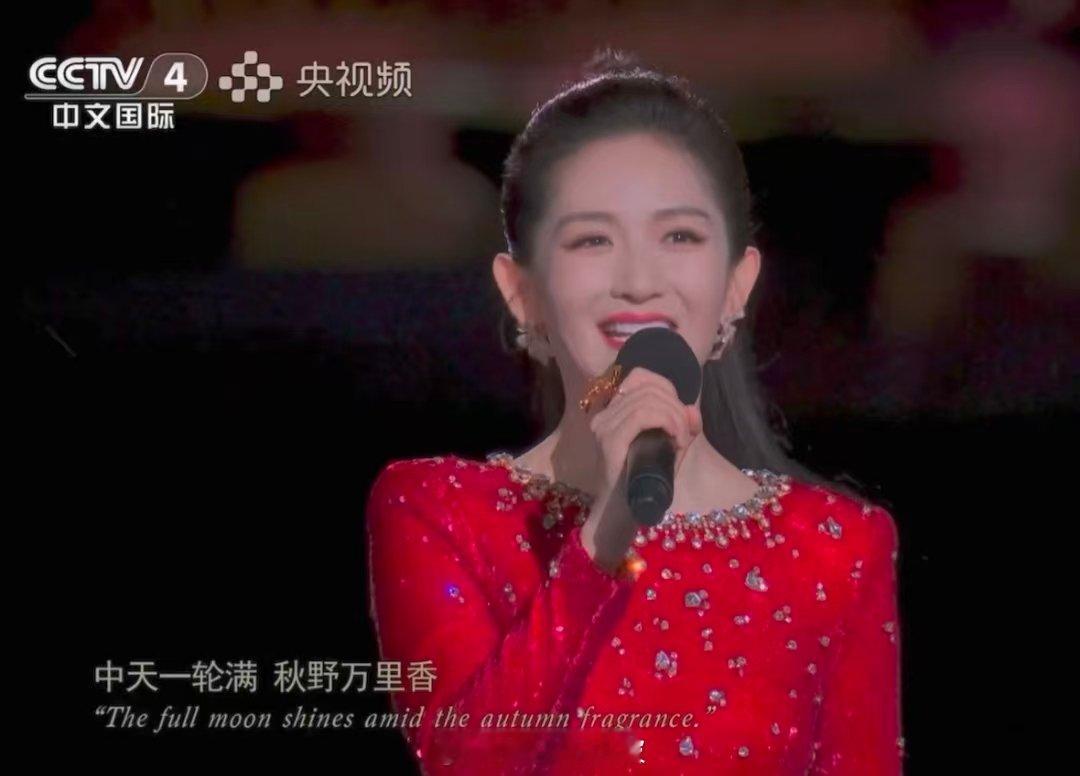 谢娜[超话]谢娜 央视主持 娜姐央视主持首秀太让人惊喜了！一身红色超大气，主持气