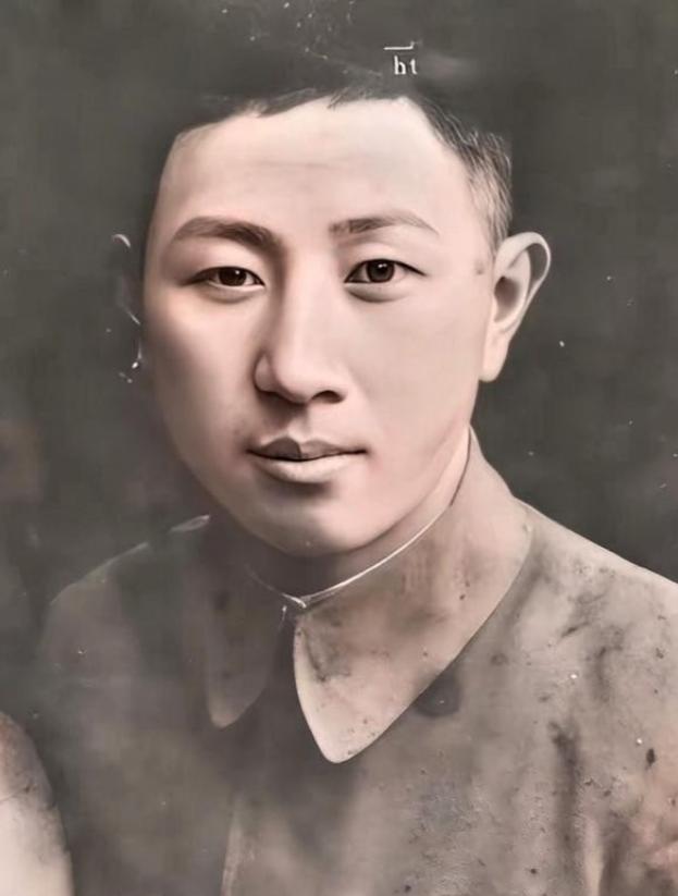 1936年12月12日凌晨，骊山脚下枪声大作。一个22岁的浙江小伙子背着蒋介石往