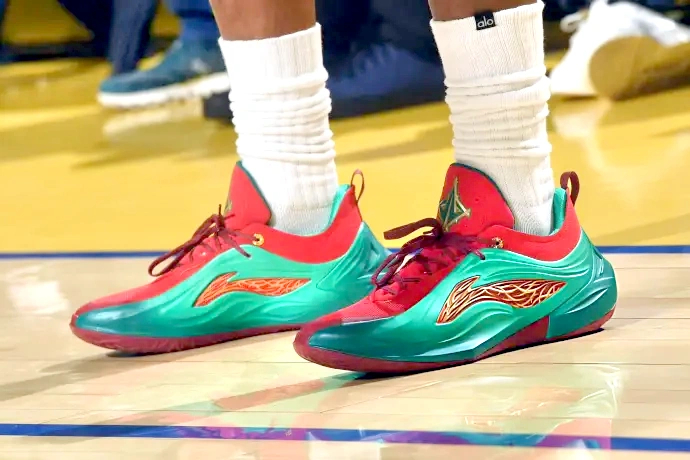 今日NBA圣诞大战球员球鞋上脚精选：吉米-巴特勒 李宁 JB 4 圣诞节伊赛亚-