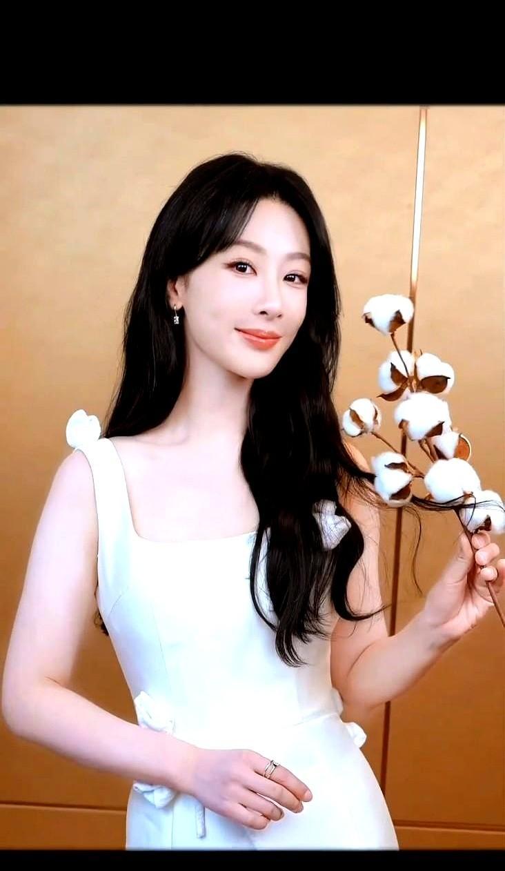 杨紫不演甜妹了。
减了十斤，素颜上阵，真去法院实习。
法律条文一句不卡，原声直接