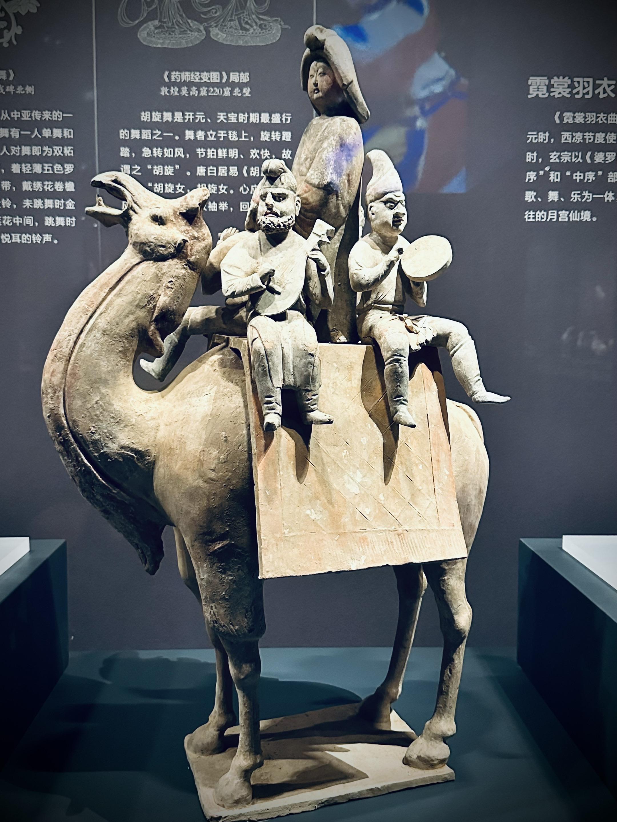 唐代·彩绘载乐骆驼陶俑。陕西唐三彩艺术博物馆藏