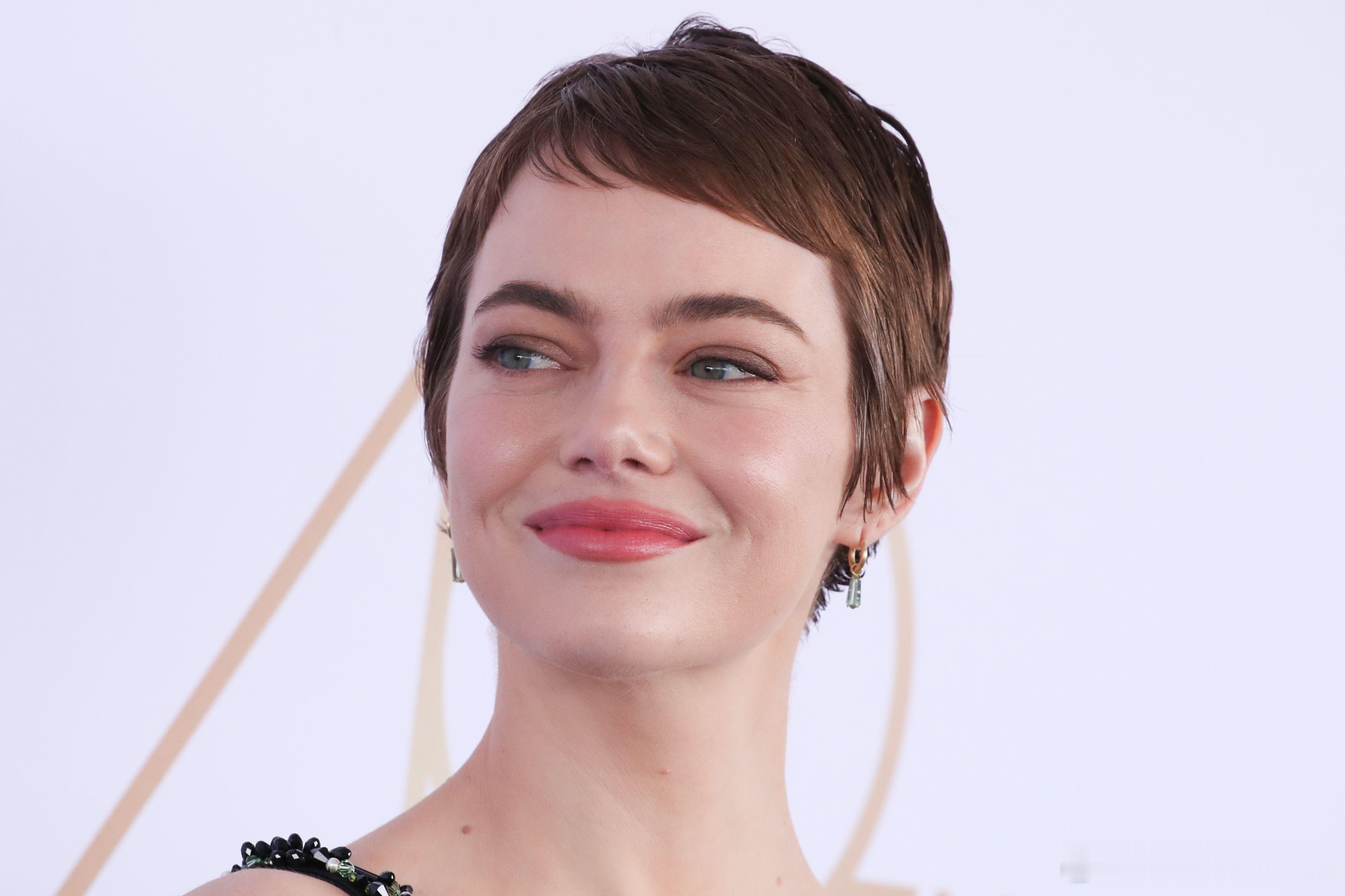 emma stone 艾玛斯通在洛杉矶出席第40届独立精神奖颁奖礼，石头携老公D