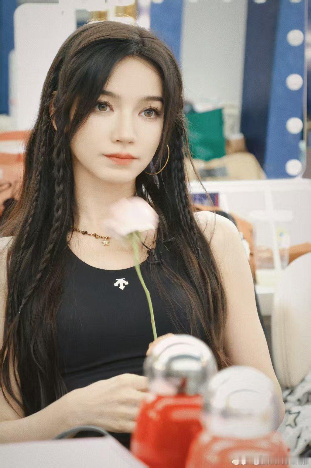 代斯回应妆蹭到唐艺昕衣服上乘风2026 虽没能成功组队，但拥抱互动格外有爱，不慎