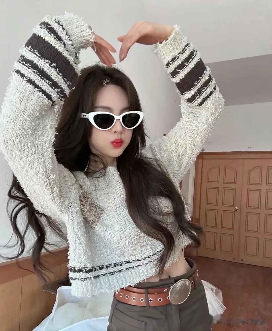 杨超越美美哒，这腰是真实存在的吗[what]？