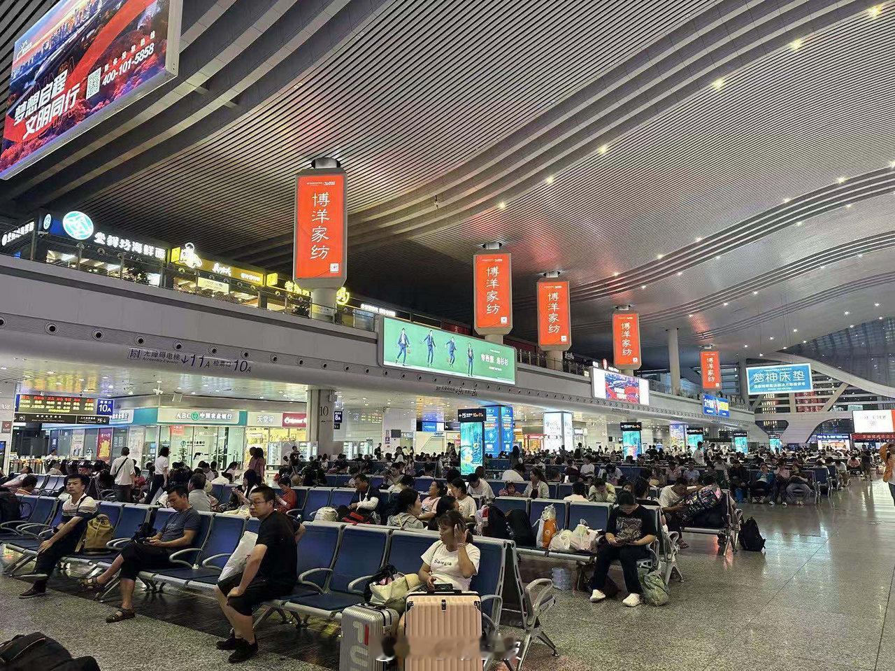 明起宁波站列车逐步恢复开行 刚刚记者从铁路宁波站获悉，根据台风“沙德尔”路径变化