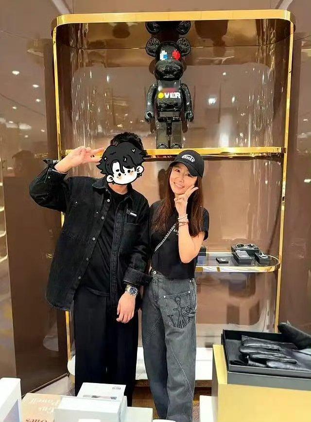 澳门街头偶遇林心如！素颜出镜状态惊艳，与粉丝亲切互动毫无架子，温柔耐心尽显女神风