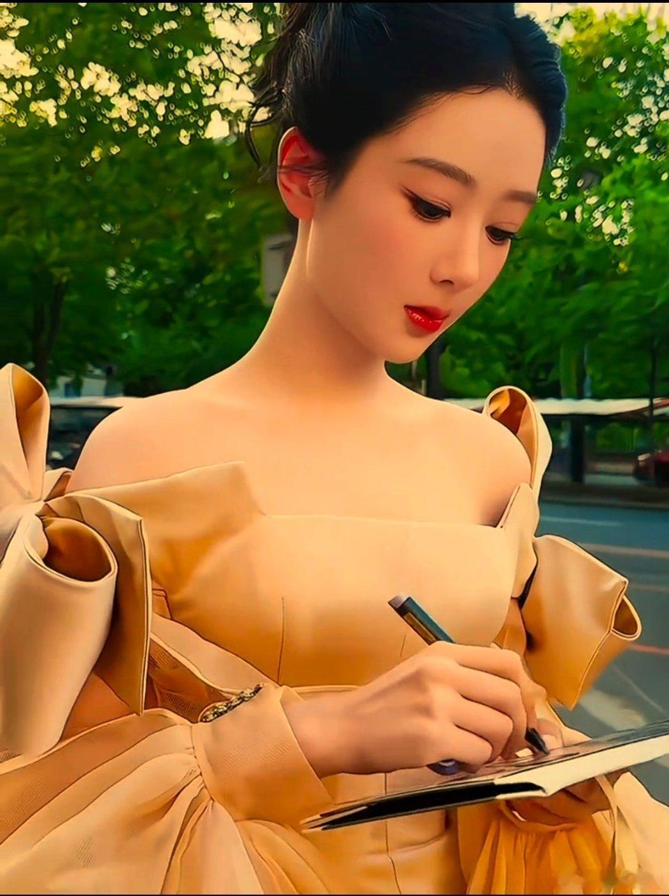 杨紫公主裙下面是洞洞鞋，杨紫皮肤 以为开了磨皮。终于在巴黎看到了杨紫。公主裙配洞