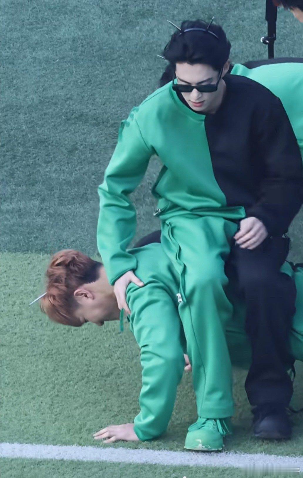 王鹤棣黄子韬cp名玉黄大棣 谁懂啊！这 cp 名起得也太绝了，直接把两个魔丸的气