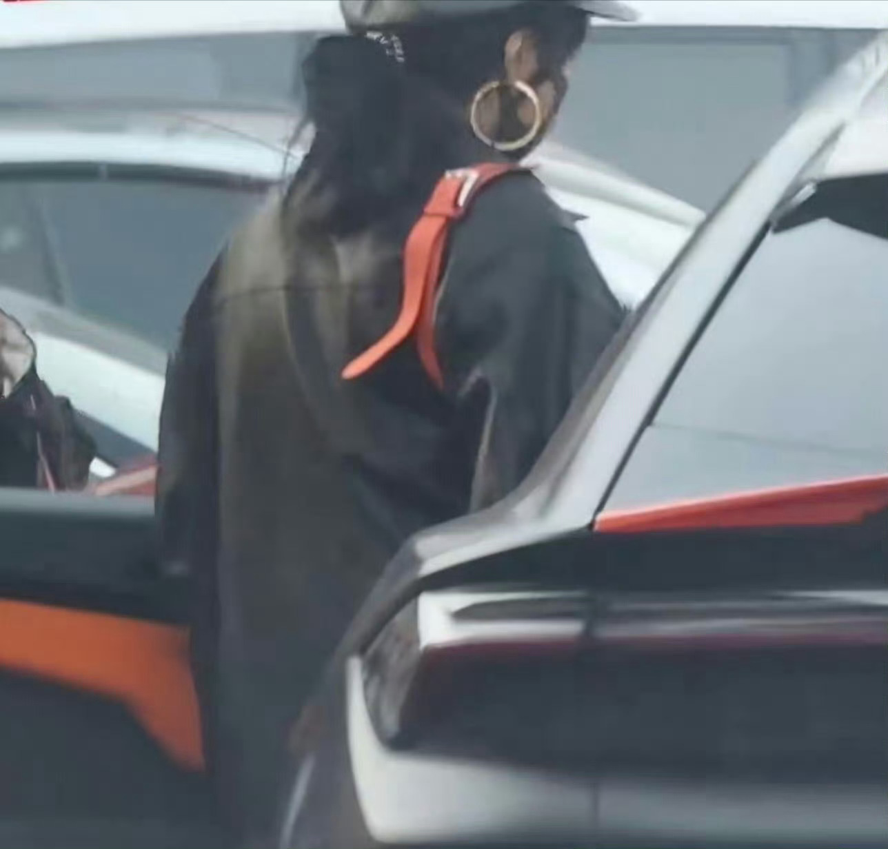 曝关晓彤喜提新车大长腿合适 兰博基尼 urus SE 