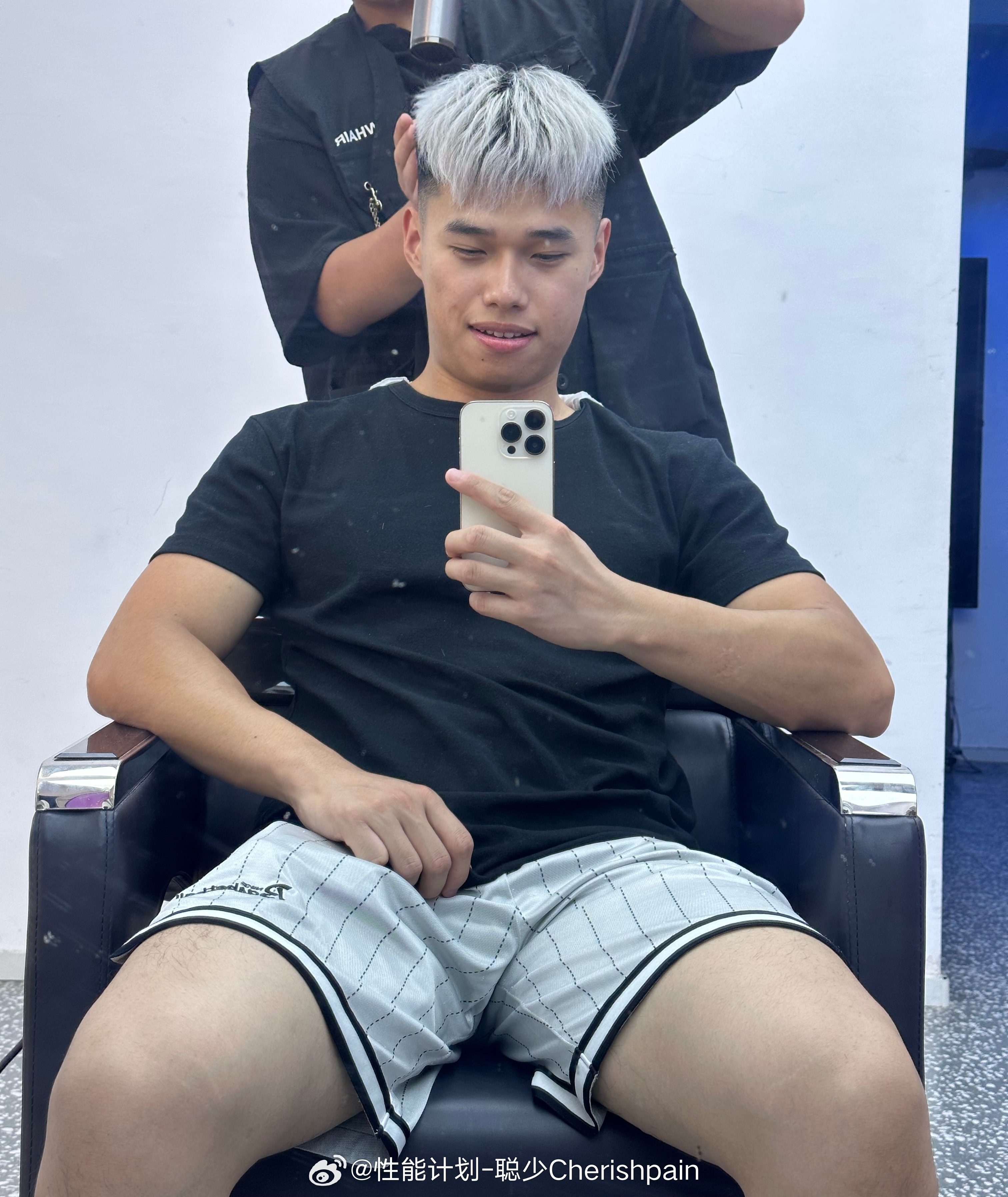理发兄弟问哥们干啥工作，我说自媒体，结果直接给我干一个快手MC发型，还有救吗[苦