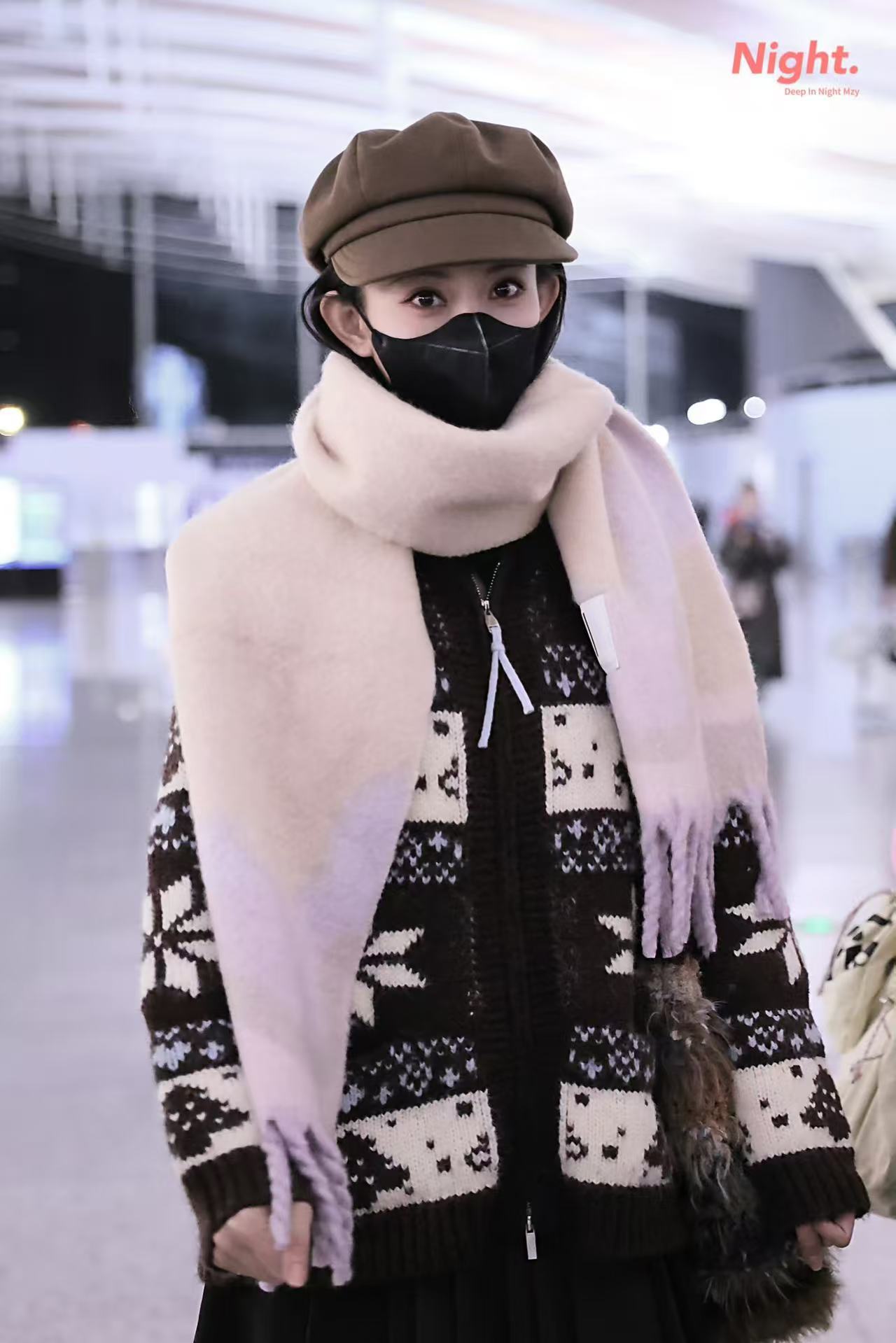 从上海飞雅加达，跨越山海的相遇太戳人！粉丝举着灯牌等候，她耐心合影签名，真诚永远