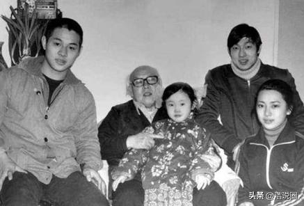 1928年，国画大师李苦禅，与师妹凌嵋琳成婚。不料，6年后，凌嵋琳竟在李苦禅不知