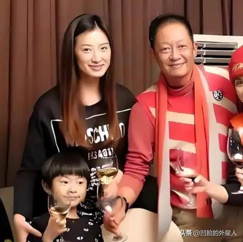 2008年，女富婆陈坚红迷上了王志文，她抛出一个无法拒绝的条件，“我五亿身家，年