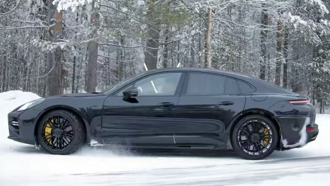 保时捷Panamera改款原型路测图曝光照片拍的这么糊，都挡不住Panamera