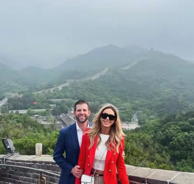 特朗普儿媳妇突然发文！访华结束后，特朗普的儿媳妇劳拉在社交媒体发布了自己和丈夫埃