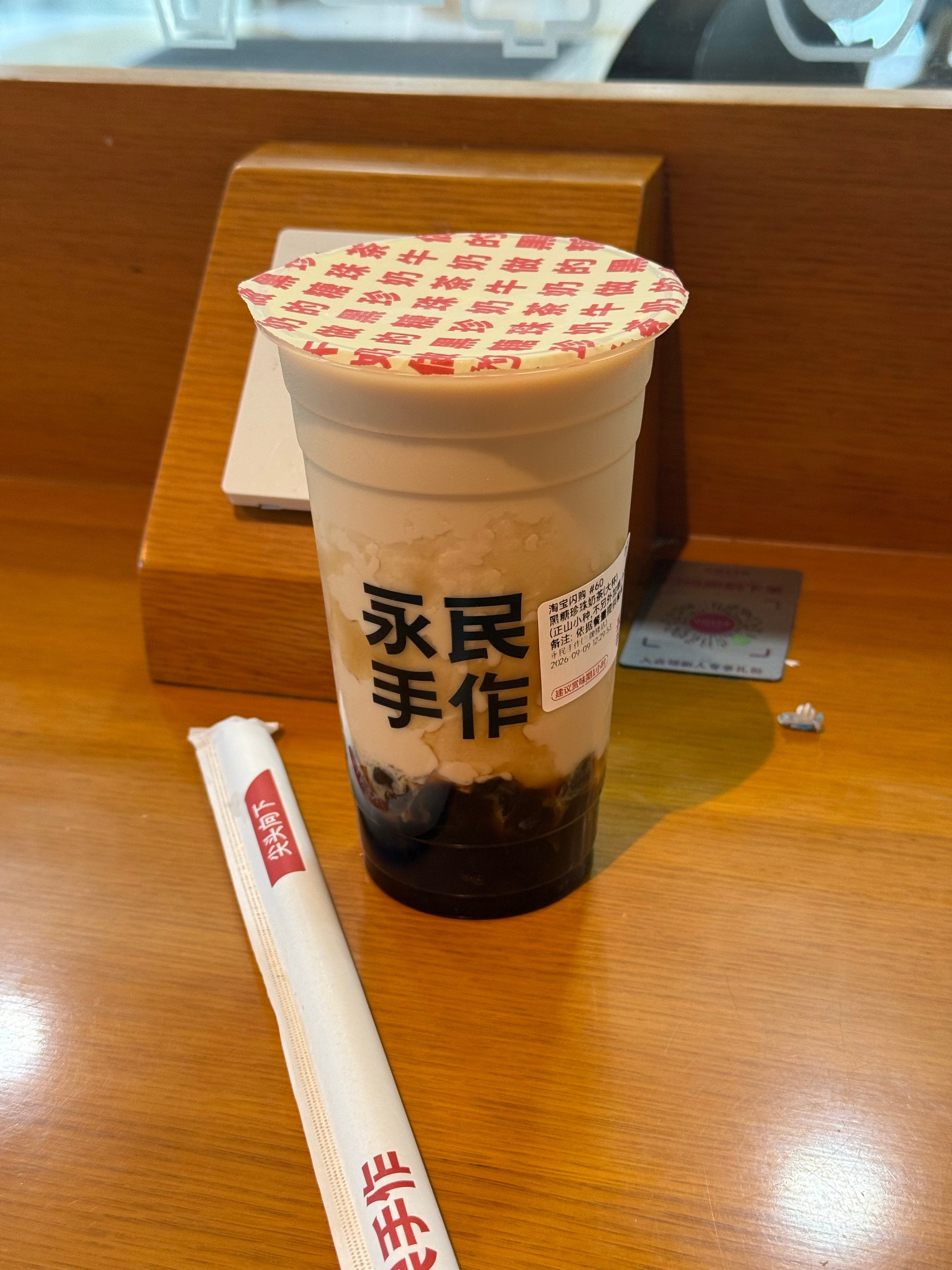 我们小螃蟹都是天使[捂嘴哭] 坐着休息就这样被送了一杯奶茶[捂嘴哭] ​​​