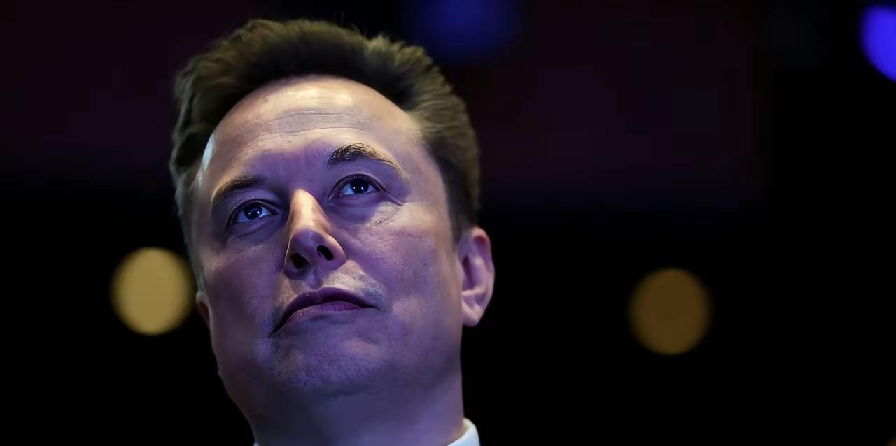 ​很难相信世界首富马斯克非常地不开心，这时候他的身家已经达到了8000亿美元，可