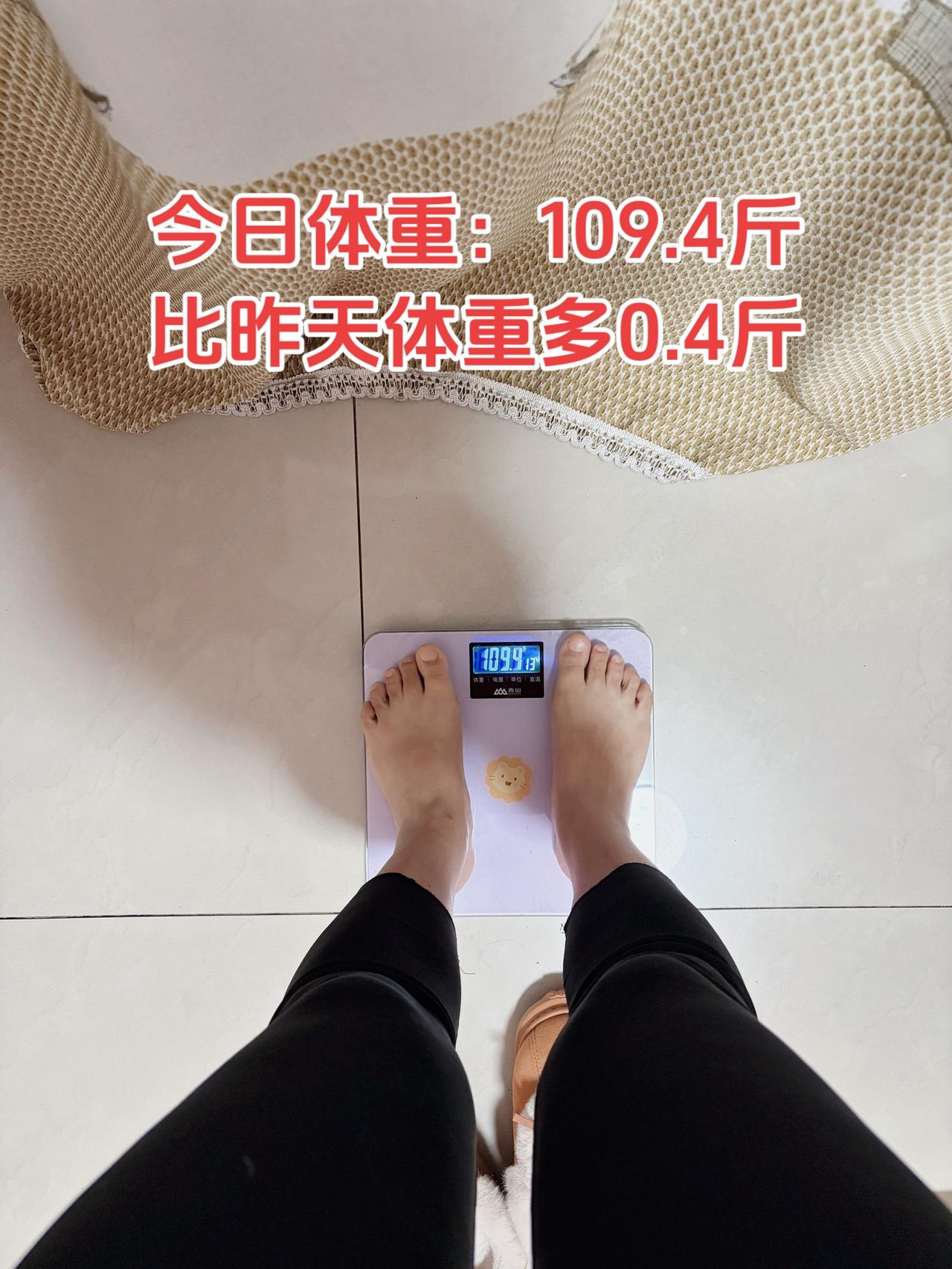 泪水打湿我的减脂餐，发誓瘦到103斤
今日减脂早餐：香蕉+玉米+鸡蛋+拿铁