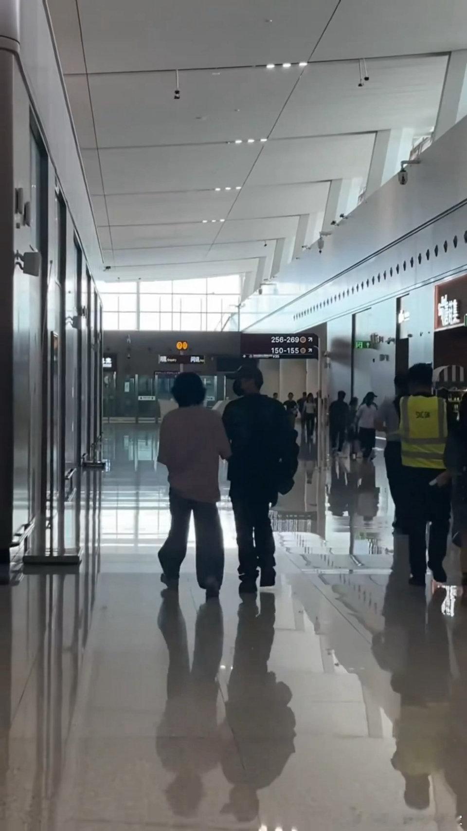 这对也是破镜重圆！从2000年31岁王菲主动牵起20岁谢霆锋的“世纪牵手”，到2