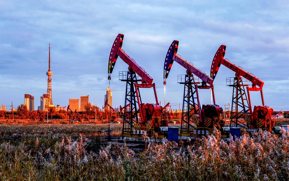 世界闹油荒，中国却稳如泰山。2026年美以对伊朗军事行动，霍尔木兹海峡航运受阻，