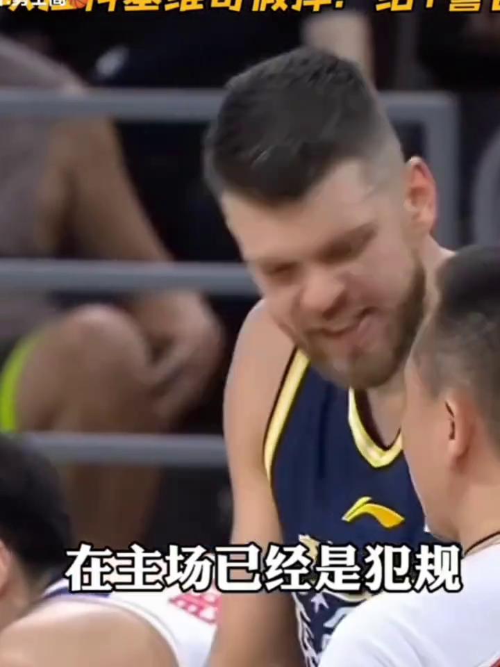 吹假摔？裁判真是鹰眼，看的真准！怒吹拉科塞维奇假摔一个T警告。
阿科再投一个，受