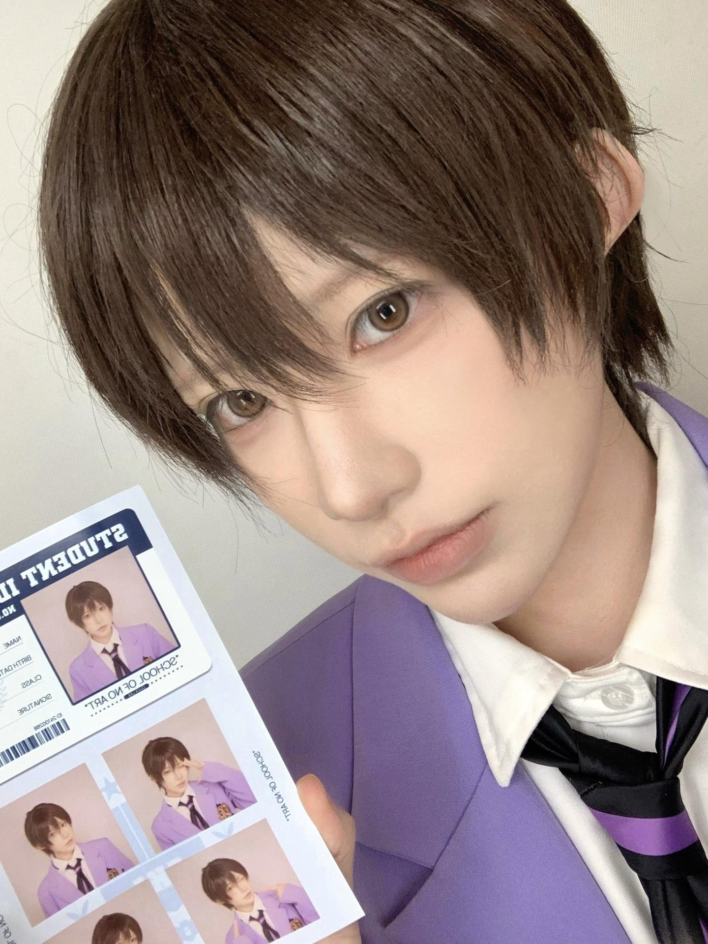 穿30万日元的校服，拍30元的证件照。
