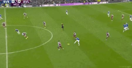 马丁内斯开挂了？[捂脸]重演世界杯决赛的经典扑救，就是不知道有没有扯痛自己。[笑