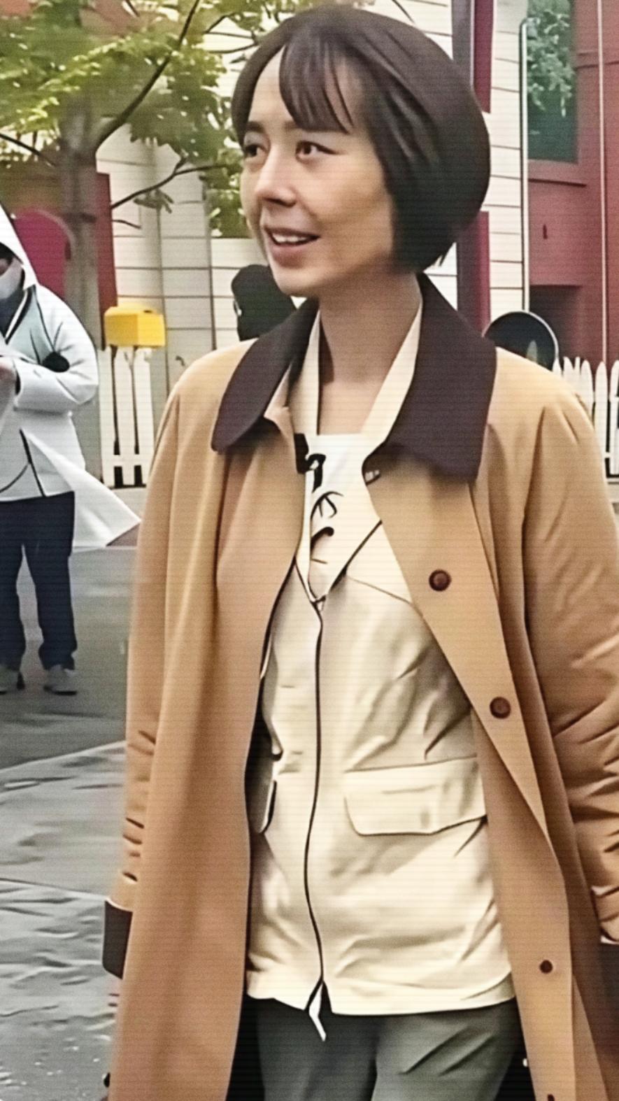 不知你们有没有发现，
在鲁豫身上，发现一件很怪的事，那就是从出道到现在，她一直都