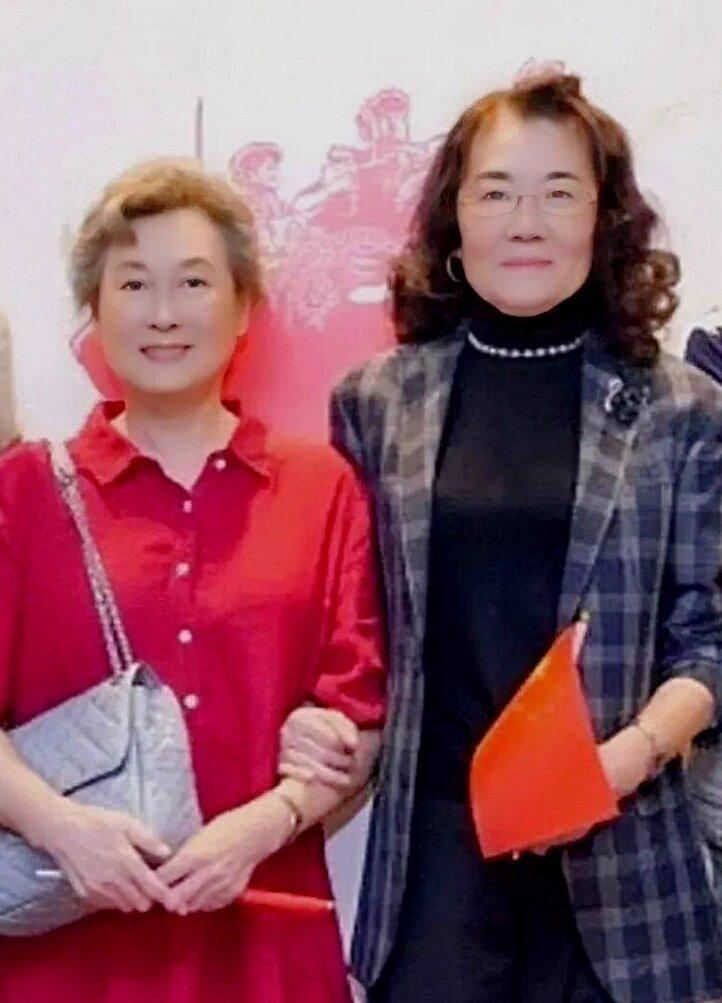 她俩同为上影演员剧团老演员，年龄相仿，但星途却大不相同。
左边红衣女士是大家很熟