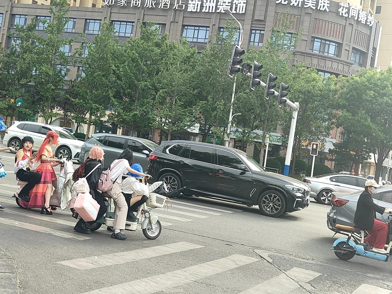 五一假期每当走到邢台的街头，都会看到奇形怪异的孩子们他们穿着打扮都穿着卡通人物的