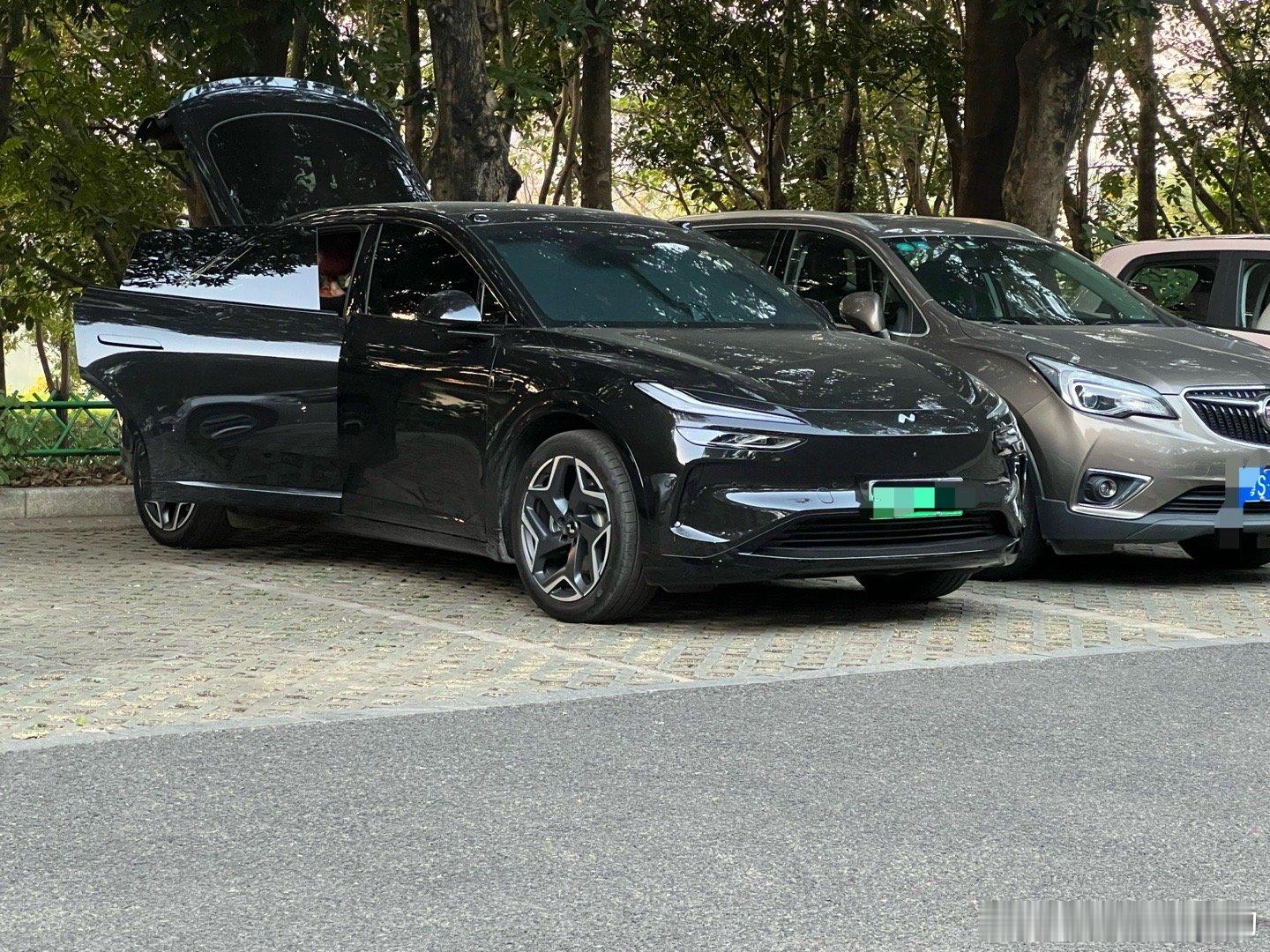 见到一台活的 乐道l60  颜值没有蔚来高私以为颜值排序蔚来->乐道->萤火虫 