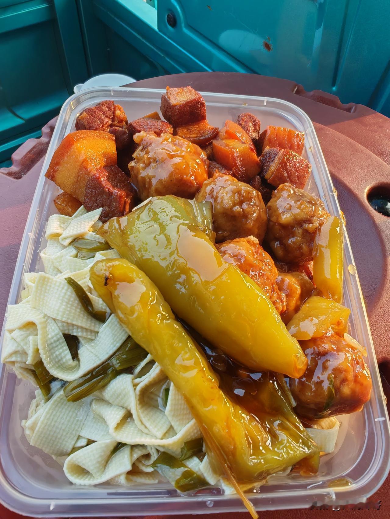 滨州东区美食攻略！
嘉家多超市旁的东北盒饭值得打卡！每天四个菜，两荤两素十三一份