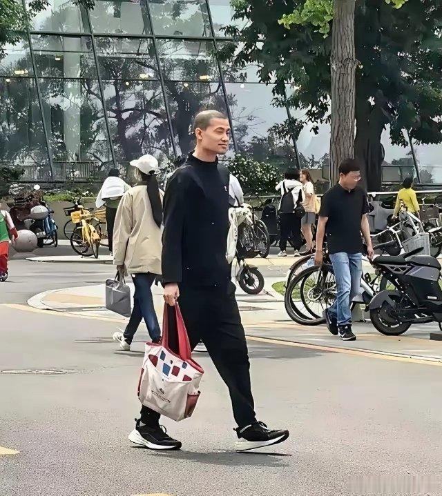 北大韦东奕又被围观了。板寸了，乱发没了，手里那瓶矿泉水也不见了，换成个花布袋。几