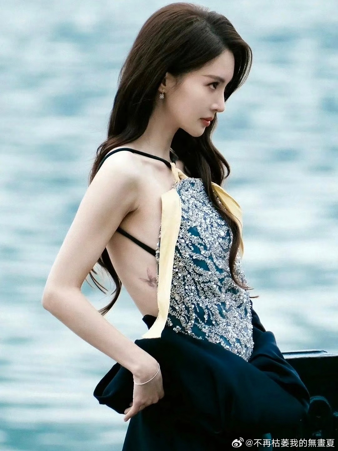 原来金晨也有纹身啊！一次拍摄她大方展示自己腰间的蝴蝶纹身，谁说纹身的不能是好女孩