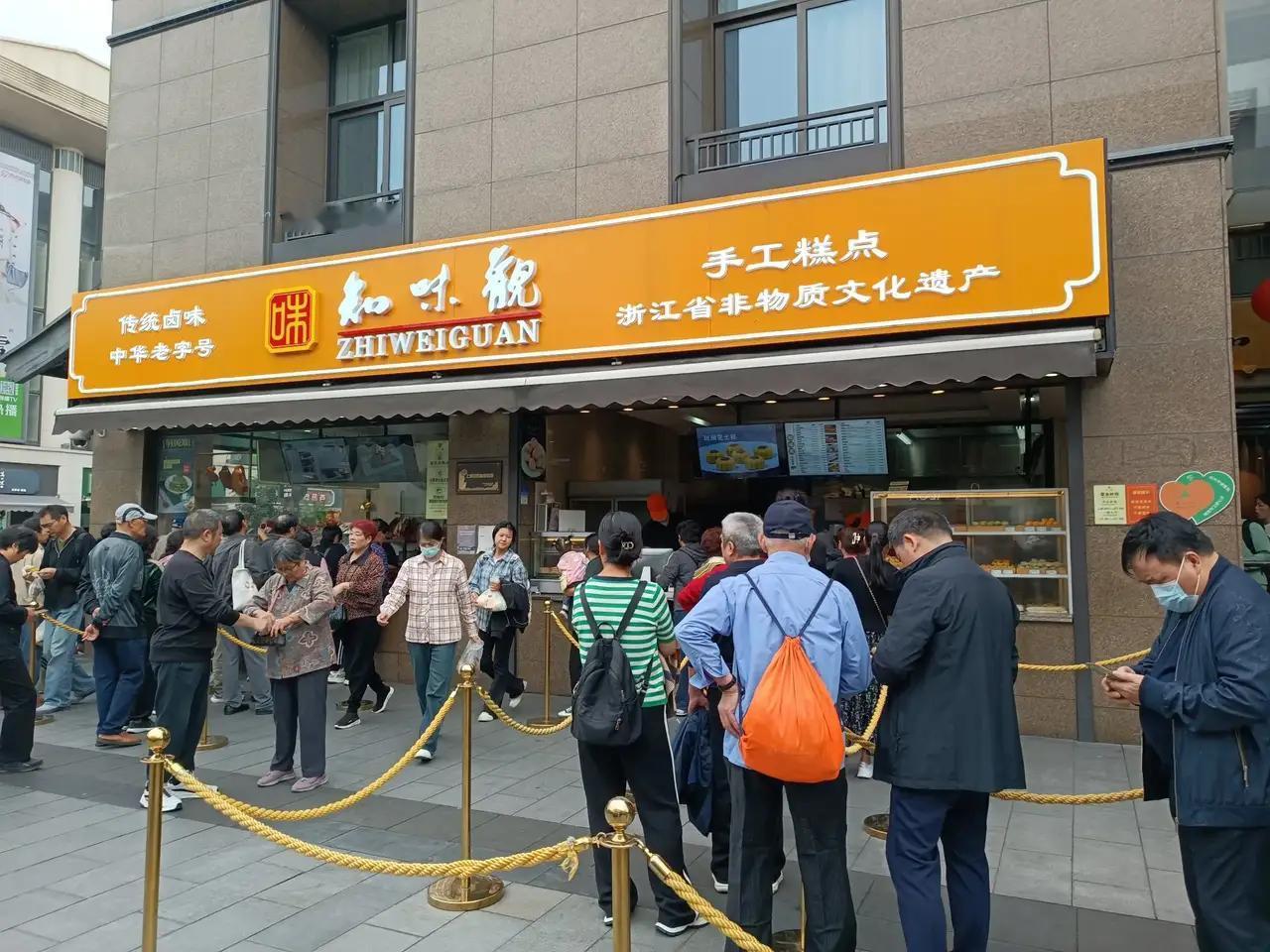 杭州西湖音乐广场那里的知味观包子特别好吃，买的人也非常多，尤其是菜包子每次早上9