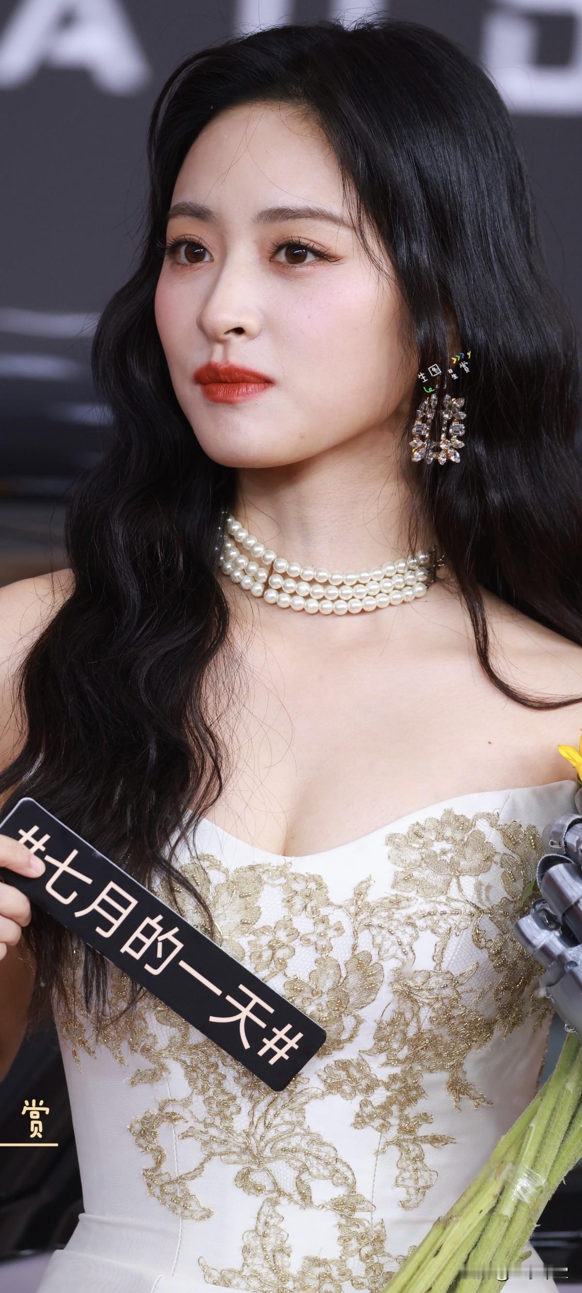 沈月微博视界大会红毯
今日份妆造太美啦，生图美过精修:沈月的妆容真的太适合她了，